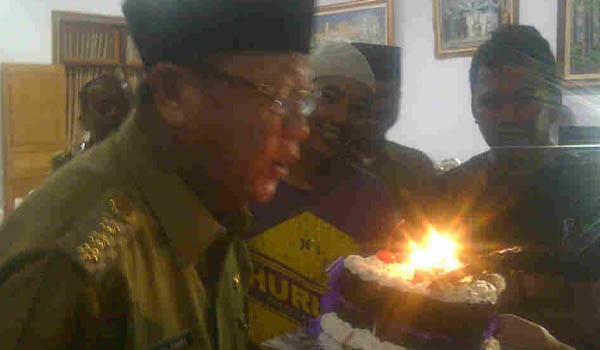 Cek Endra Bupati Sarolangun saat mendapatkan kejutan oleh wartawan