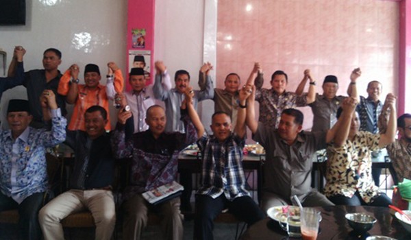 Sejumlah petinggi parpol, anggota DPRD dan calon walikota menggelar pertemuan Kamis (26/3)   