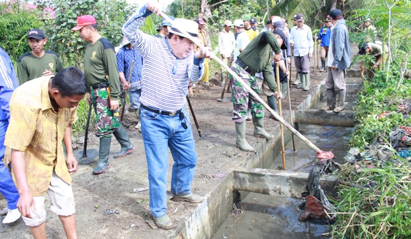 AJB saat mengikuti gotong royong beberapa waktu lalu   