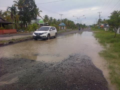 Jalan Rabat Beton di Kuala Tungkal tergenang air 