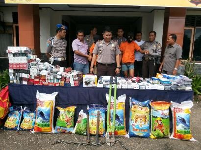 Dua pelaku curat dan barang bukti yang diamankan polisi