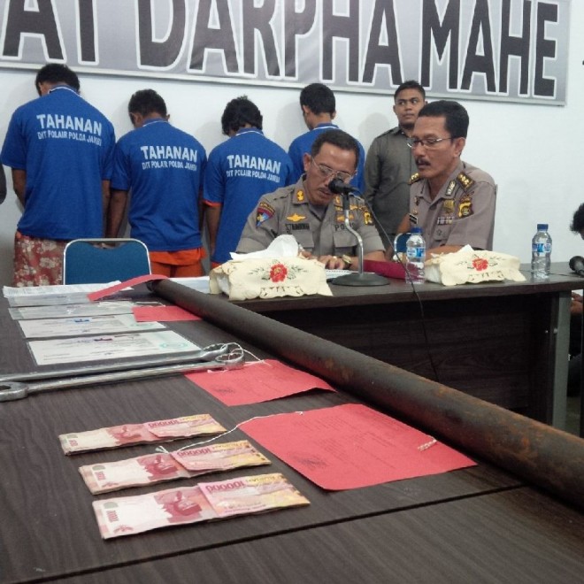 Empat Tersangka dan Barang Bukti yang diamankan di Mako Pol Air Polda Jambi