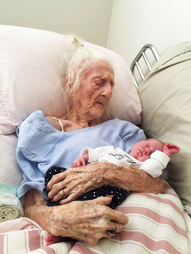 Camfield memeluk cicitnya. Ini menjadi foto terakhir Camfield yang diposting oleh cucunya Sarah Hamm 