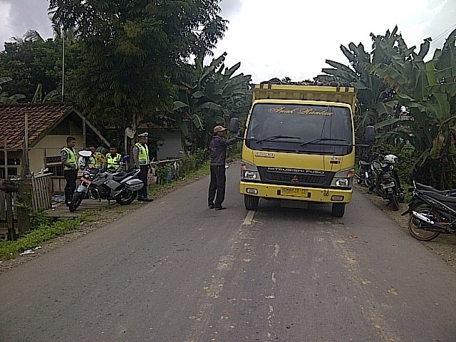 Warga Desa Tunas Baru Kecamatan Sekernan Muarojambi, melakukan aksi penghadangan pada mobil batubara, dan mendapat pengawalan polisi