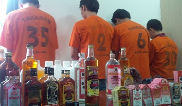 Barang bukti Miras Oplosan dan empat orang tersangka yang diamankan di Mapolda Jambi