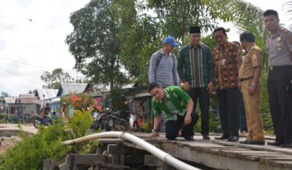 Bupati Tanjabtim Zumi Zola Zulkifli saat meninjau jembatan