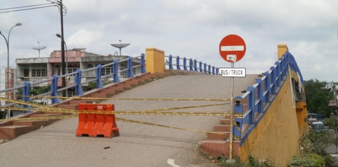 Jembatan layang di Kota Bangko ditutup paska ditabrak  mobil trailer jenis Trsctor Head BH 8485 HL 