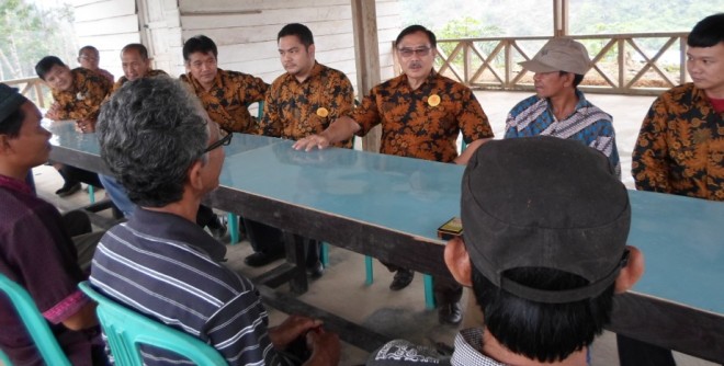 Nino Guritno (tiga dari kiri) saat bersosialisasi di tengah masyarakat