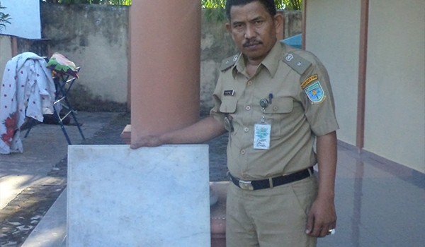 Hifni memperlihatkan batu giok berusia 200 tahun