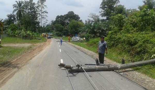 Tiang - tiang listrik roboh saat di tabrak sebuah mobil avanza