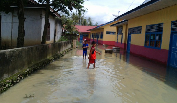 Kondisi Sekolah di Kota Sungaipenuh yang digenangi oleh air