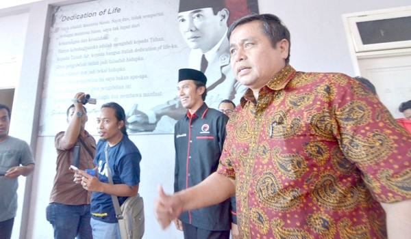 HBA bersama Edi usai menggelar pertemuan tertutup di DPD PDIP Provinsi Jambi