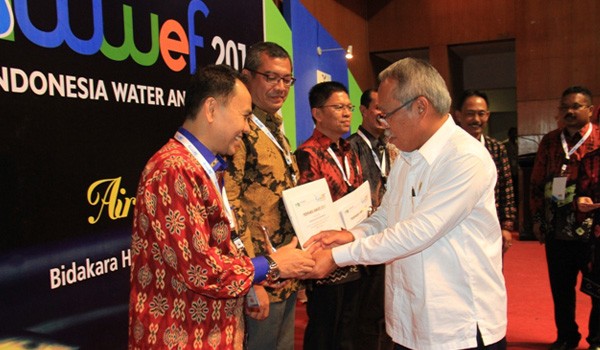 <b>Foto:</b> Bupati Kerinci H Adirozal saat menerima Penghargaan dari Menteri PU dan Pemukiman Rakyat RI Basuki Hadi Purnomo