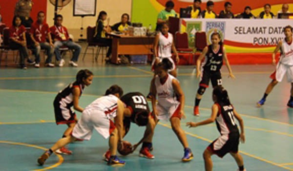 Tampak salah satu anggota tim basket Kota Jambi dalam sebuah pertandingan