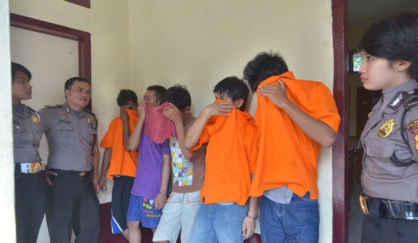 <b>Foto:</b> Para pelaku pengeroyokan yang mengakibatkan kematian yang diringkus aparat kepolisian         