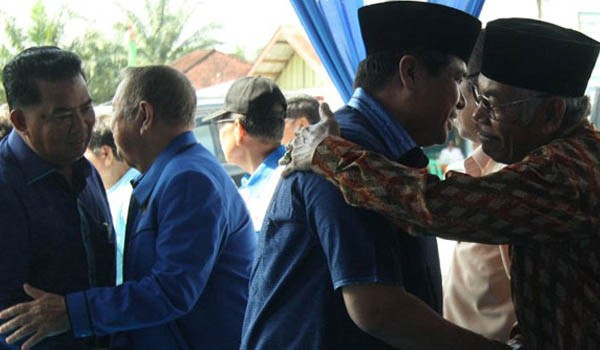 HBA  dan Sudirman Zaini saat pengukuhan tim pemenangan di Bungo