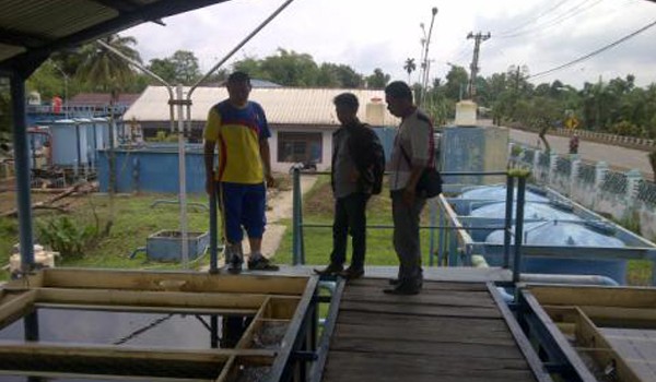 Direktur PDAM M. Sidik saat melihat penyaringan air bersih pdam