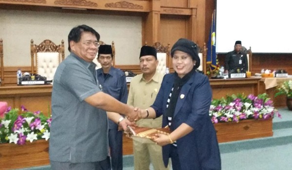 Bupati menyerahkan Dokumen 6 Ranperda kepada Ketua DPRD Muarojambi