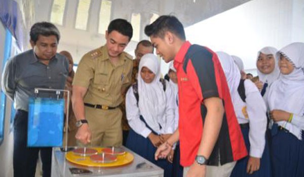 Asisten Deputi, Bupati dan siswa antusias melihat peragaan alat IPTEK