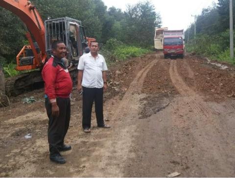 Kapolres Tanjabtim saat turun langsung memperbaiki jalan