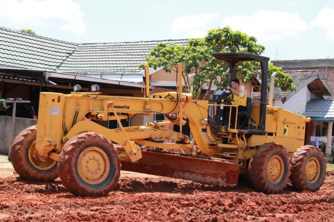 SY Fasha turun langsung memperbaiki jalan lingkungan di Kota Jambi beberapa waktu lalu