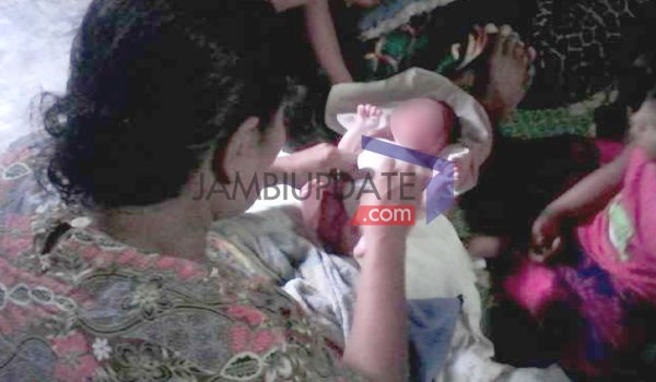 Warga Dusun Gedung  Mulyo Desa Bukit Suban, Sarolangun saat menemukan bayi berjenis kelamin perempuan