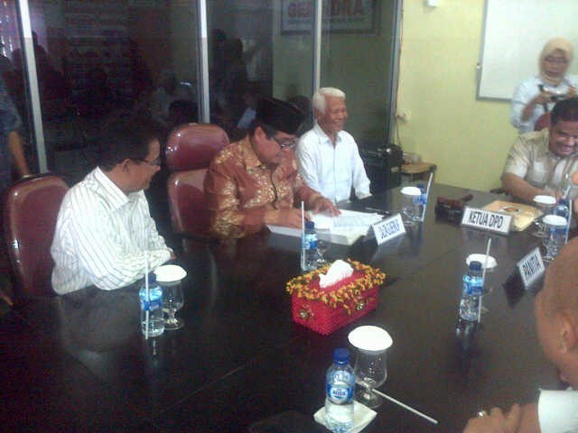 HBA dan Sutan Adil serta sejumlah pendamping HBA saat berada di Kantor DPD Partai Gerindra Jambi