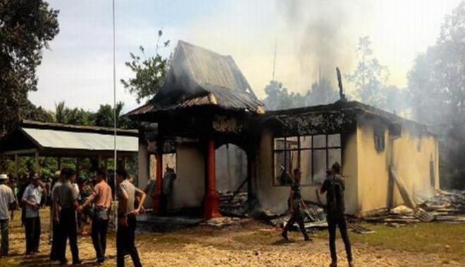 Mapolsek Limun yang hangus dibakar warga