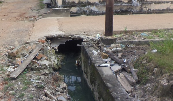 Drainase buruk sering menjadi pemicu rusaknya jalan lingkungan, ini akibat air yang mengalir sampai ke badan jalan.   