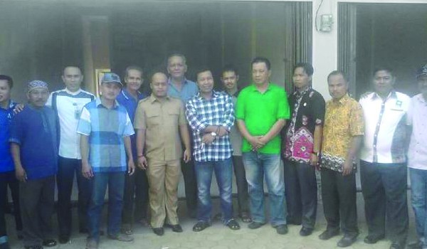 Romi Hariyanto (tengah baju kotak-kotak) yang diprediksi diusung PAN dalam Pilbup Tanjabtim