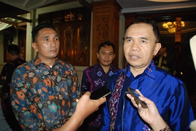 Bupati Kerinci Adi Rozal bersama Kabag Humas Kerinci Edi Ruslan 