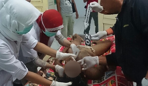 Saat melakukan visum terhadap ibu muda yang ditemukan tewas bersimbah darah