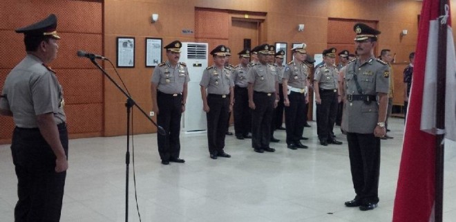 Kapolda Jambi saat prosesi kenaikan pangkat Kabid Humas Polda Jambi Almanyah dari AKBP ke Kombes