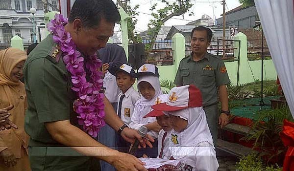 Walikota Jambi SY Fasha saat mendonasikan gajinya sebagai walikota ke bidang pendidikan dalam bentuk peralatan sekolah beberapa waktu lalu
