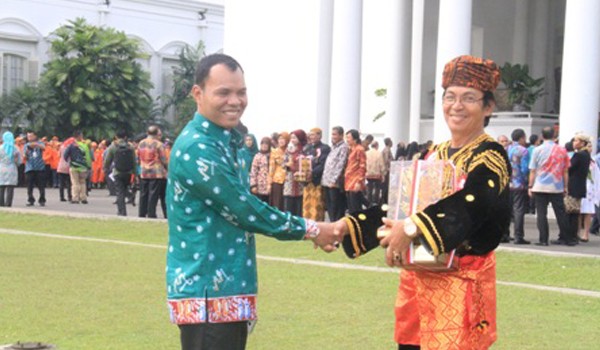Wakil Bupati Kerinci, Zainal Abidin mengucapkan selamat kepada Ketua Adat Lekuk 50 Tumbi Lempur   