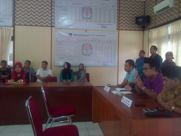 Linda Astuti saat mendaftar di KPU Provinsi Jambi