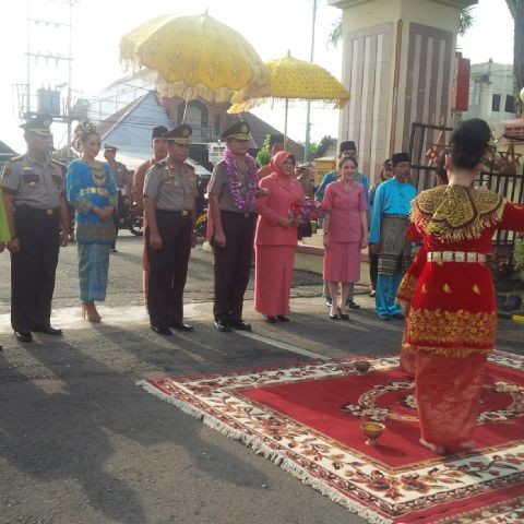 Kapolda Jambi, Brigjen Pol Lutfi L disambut dengan tari sekapur sirih di Mapolda Jambi
