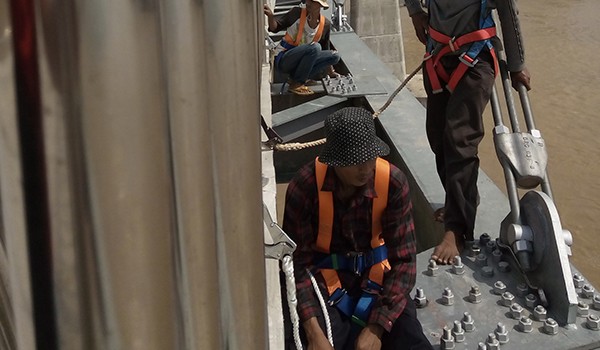 Pekerja melakukan pengecekan baut di Jembatan Pedestrian. Dari hasil pengecekan, ada 13 titik baut Jembatan Pedestrian yang dinyatakan hilang.