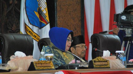 Sofia Fattah saat memimpin sidang di DPRD Provinsi Jambi beberapa waktu lalu