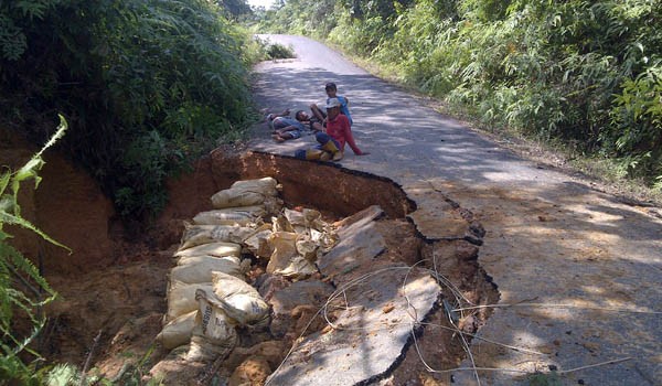 Jalan yang amblas di Desa Kunangan Tebo Ilir