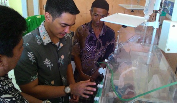 Zumi Zola saat melihat kondisi bayi yang hanya memiliki sebagian tengkorak kepala