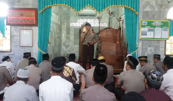 Kapolda Jambi Brigjen Pol Lutfi Lubihanto, saat memberikan arahan di Masjid Al Munawwaroh Jambi