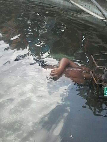 Kondisi mayat tergeletak di kolam air mancur tugu juang