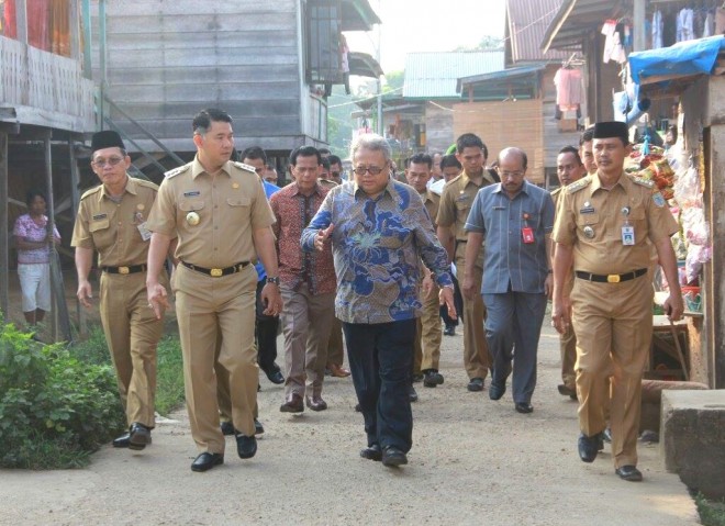 Walikota Jambi SY Fasha bersama pejabat Kementerian PU saat berkunjung ke Legok