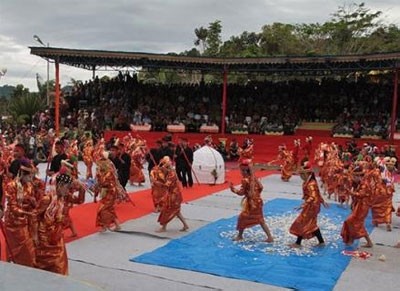 Tarian persembahaan saat pembukaan Festival Masyarakat Peduli Danau Kerinci (FMPDK) tahun lalu
