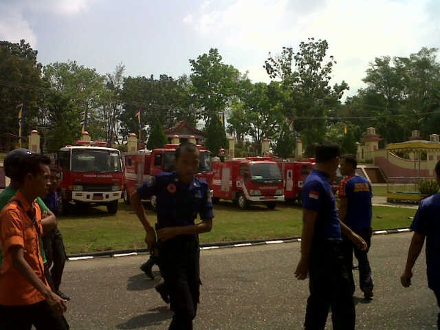 Mobil Damkar di depan kantor Bupati Merangin