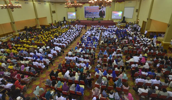 Ribuan massa menghadiri pelantikan tim sukses Zumi Zola di RCC tadi sore (5/7)   