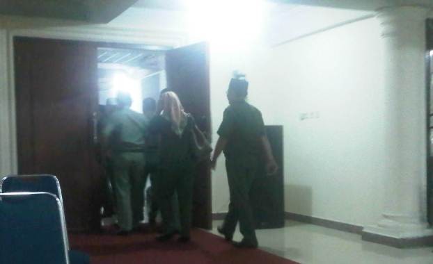 Kepala Dinas terlihat ke luar dari ruangan rapat paripurna