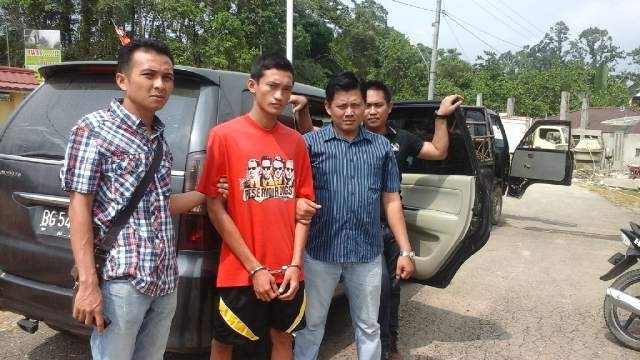 Pelaku saat diamankan di Mapolsek Mandiangin