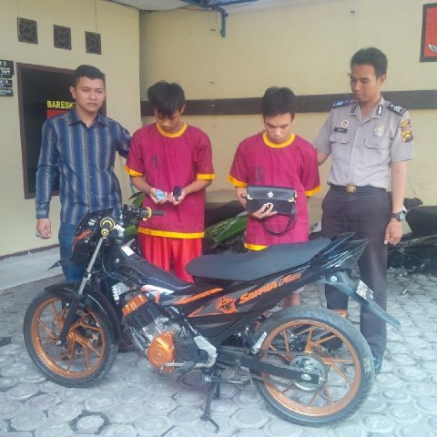 Kedua tersangka saat diamankan di Mapolsek Jelutung